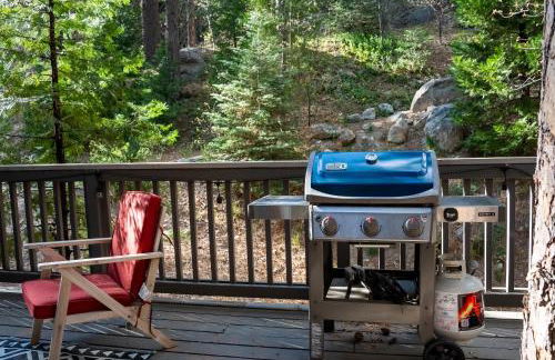 The Mighty Pines Retreat + Large Patio + BBQ+View! - Foto 26