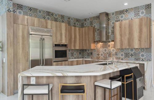 Luxury Modern Waterfront House in BEST Location! King Bed Suite & Close to Beach - Photo 11