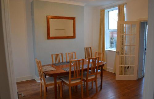 Entire 3 bedroom house near Caerphilly station - Foto 9