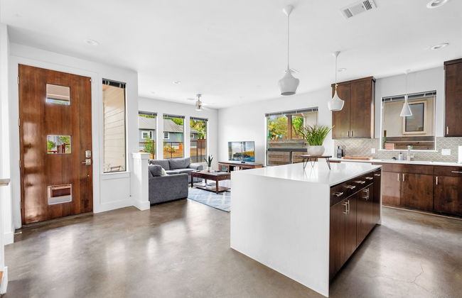 Walk to Restaurants & Entertainment on East Side - Foto 12