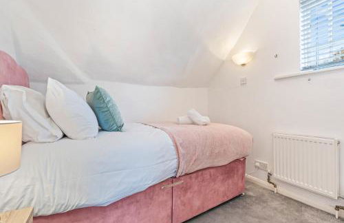 3BR Kingswood Cottage with Detached Unit - Photo 19