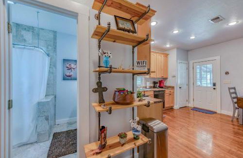 Bandera Bungalow - River, Downtown, Peaceful fenced corner lot! King bed! - Foto 22