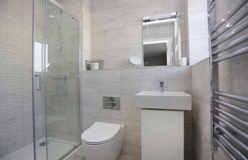 MERAKI 4 by BOURNECOAST - A Modern Apartment with a Patio and Parking - Sea Glimpses - FM8413 - Foto 17