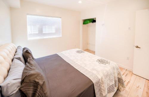 Modern 3 Bedroom 3 Level Loft in Hollywood Sleeps 10 Free Gated Parking Full Kitchen - Photo 8