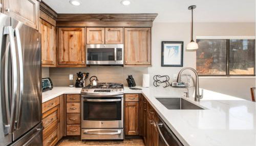 KBM Resorts Red Pine Free Door-to-Ski shuttle Near Cabriolet at Canyons and VillageCommon hot tub Pool summer Tennis Gas Fireplace RPT-14t - Foto 5