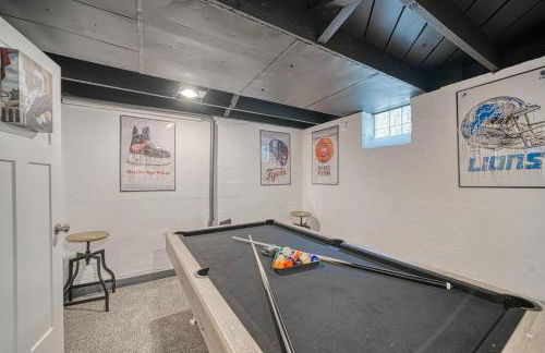 Beautiful Modern home with all year use HOT TUB, Pool table, Game room, & Propane fire pit!! - Foto 25