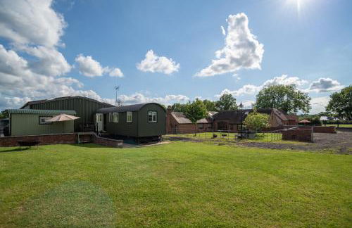 Shepherds View at Oaks Barn Farm Alcester with optional paid for Hot tub - Photo 4