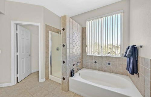 Stunning 4BR Getaway w Pool, Hot Tub, & Firepit - Foto 18