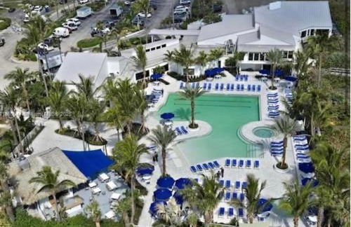 Dreamy Condo 2 minute walk to Beach w King Size Bd - Foto 3