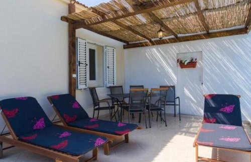 Villa Dalmatian Gem - Two-Bedroom Villa with Terrace and Swimming Pool - Photo 50