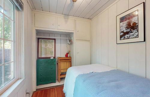 Walk to Town! Dog-Friendly Quincy Getaway with Deck - Foto 13