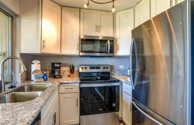 NEW KBM Resorts - FREE CAR - Garden View - Hale Ona Loa - Charming 1 Bedroom at Oceanside Resort HOL-102 - Foto 59