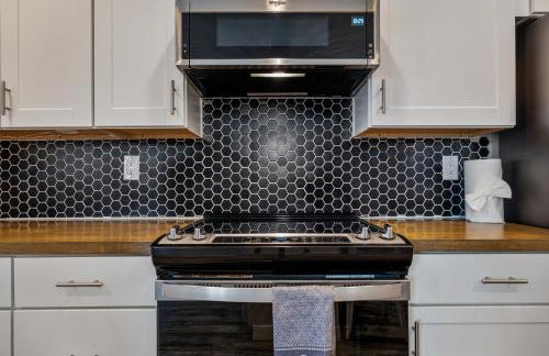 Retreat close to Lewisville Lake with pool, pet ok - Photo 16