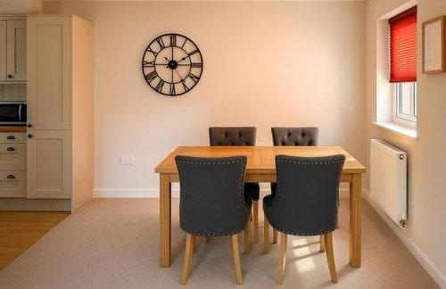 Elegant 2BD Townhouse in Thirsk: Cozy & Stylish - Photo 3