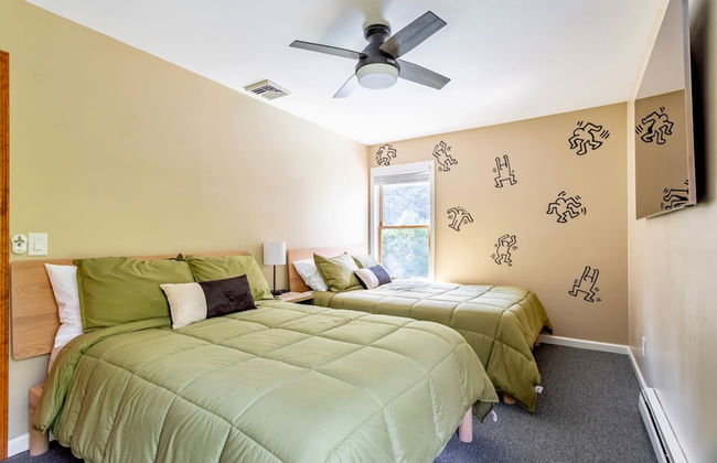 Family Fun Oasis Hot Tub Steam Room Pool Stream Firepit Games - Foto 16