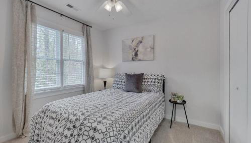 Cozy Fully-Renovated 2 BRM 2 Bath Near North Hills - Foto 4