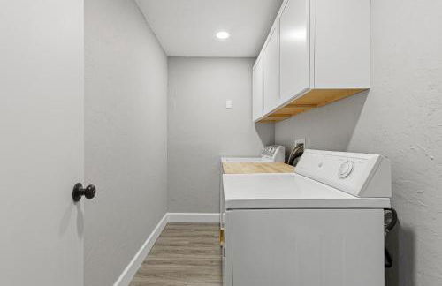 Charm and Old Florida Vibe , Heated Pool & Spa - Villa Parisian Paradise - Roelens - Photo 37