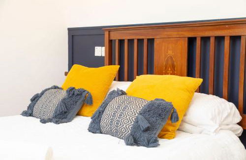 Sleeps 6. Free Wifi. Free Parking central location. - Photo 35