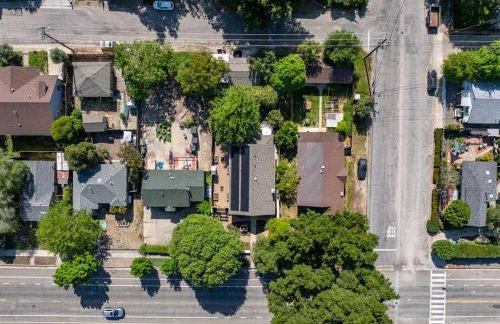 Vine Street Bungalow-Hot Tub, EV, Walk to Town - Photo 23