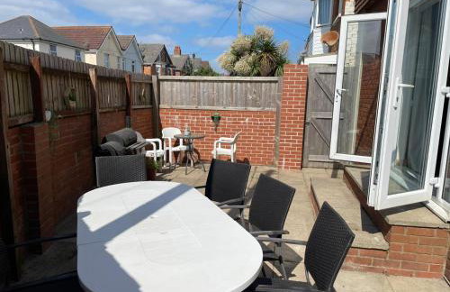 Spacious Bournemouth Home with BBQ, Outdoor Seating & large TV - Foto 14