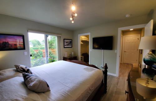 Sunkissed 3BR beach getaway - dog-friendly fenced yard, firepit, glimpse ocean views, near beach access, sleeps 8 - Foto 12