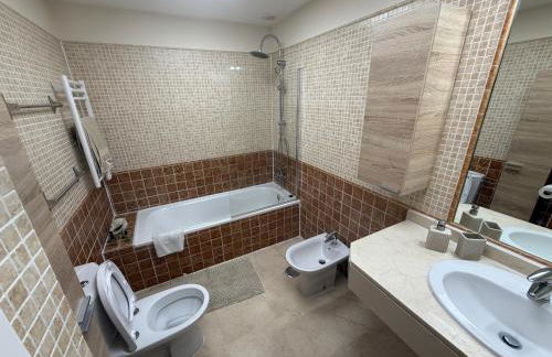 Gorgeous 2 bed Duquesa apartment, 2 pools, easy parking and 2 large balconies, 1 with stunning views - Foto 51