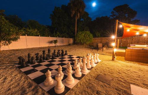 Golfers Paradise 4-hole PUTT-PUTT, Mega Chess with huge backyard, hammock - Photo 61