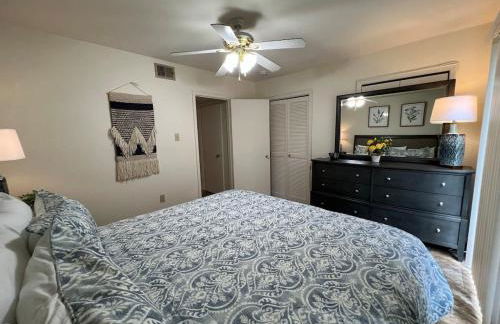 King bed first floor Mid City with Parking - Foto 2