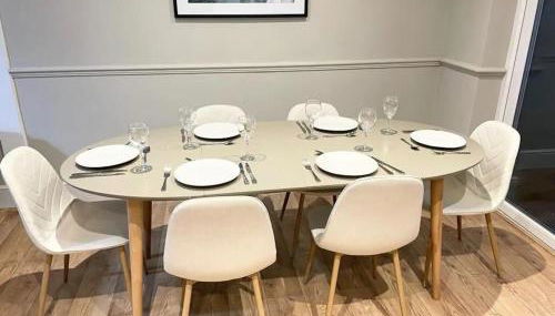 Comfortable 5-Bedroom House in Cheltenham - Foto 2