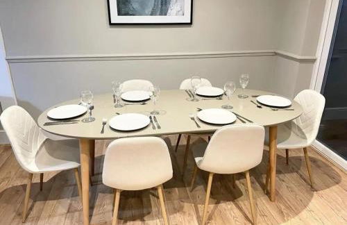 Comfortable 5-Bedroom House in Cheltenham - Foto 2