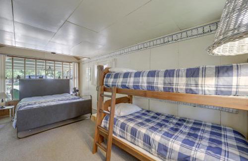 21 Mi to Slopes! Torch Lake Home with Private Beach - Foto 23