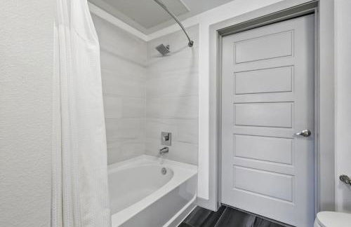 Modern 1BR near TPC Golf Free Parking and Wifi - Foto 16