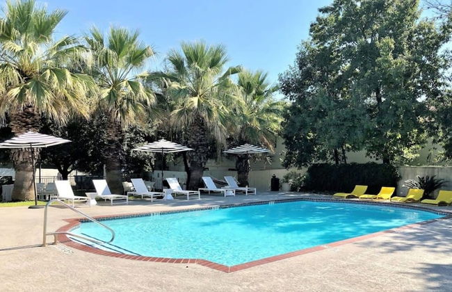 Soco 2BR Corner Suite w Pool King bed Fast Wifi - Photo 2