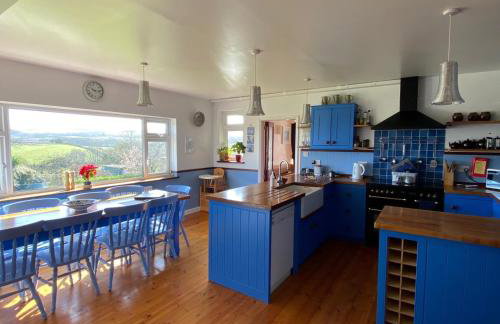 Three Gables, West Wight village house, Sleeps 10 - Photo 2