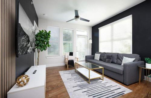 Comfy 2BR-Southtown Near Rvrwalk, Dome & Conv - Photo 1