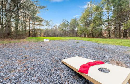 Family fun, romantic Hot Tub, Firepit, King Bed 15 min from Blue Ridge & Ellijay - Foto 8