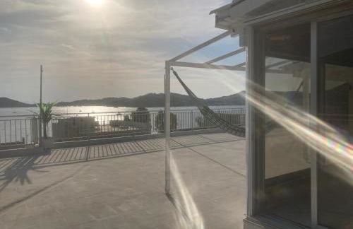Athens Palaia Fokaia Entire Flat 2 bedrooms with panoramic sea views and a massive veranda , only steps away from the beach and amenities - Foto 5