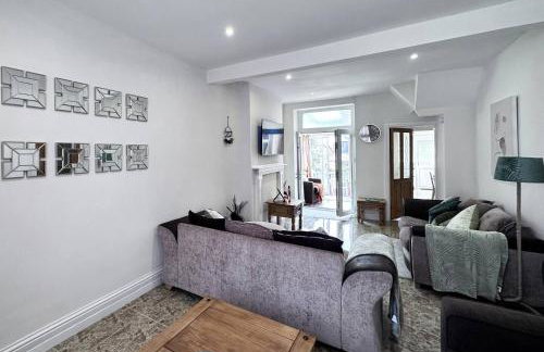 Chic Charming Classic 3bed w Ensuite - Pontypridd - Foto 19