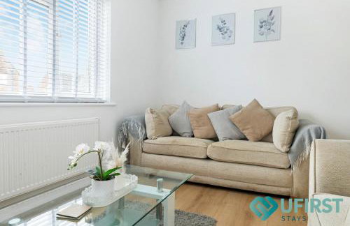 Delightful 3BR Home - Hot Tub - Near Castle, QMC - City Centre & Trent Bridge - Free WiFi & Parking - Sleeps 6 - Foto 8