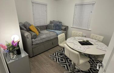 Detached 4BR House - Private Garden, Garage & Parking - Perfect for Long Stays, Families, Contractors - Photo 5