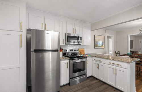 Cozy 4BR Home Pet Friendly Large Yard & Patio - Foto 18