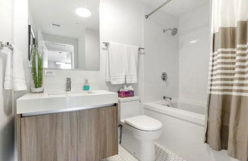 Tiffany Hazel - Rooftop Pool, Gym, & Walk to Beach - Foto 12