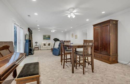 LakeFront | HotTub | Dock | 4BD4.5BA | FreeParking - Foto 42