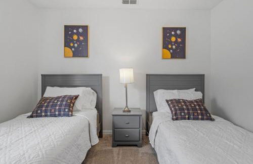 Stunning 4-bedroom Villa w/ Pool - Close to Disney Parks and Gulf Courses! - Photo 33