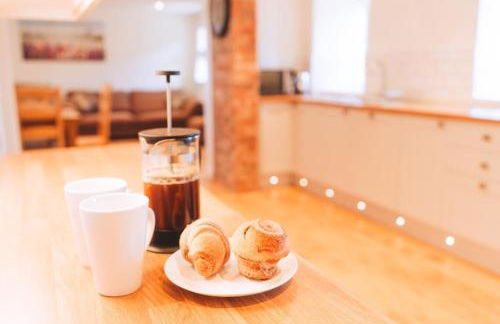 Luxury newly converted oak cottage with hot tub - Foto 19