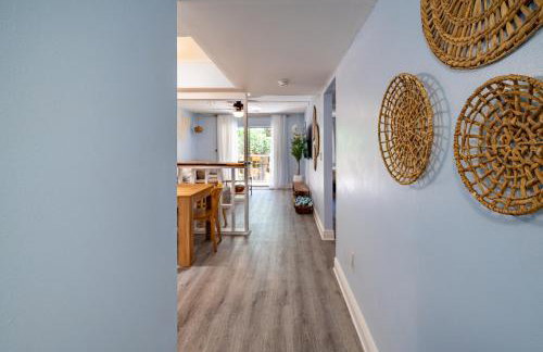 Calm Waterside Condo - Views, Pool & Family Fun - Foto 7