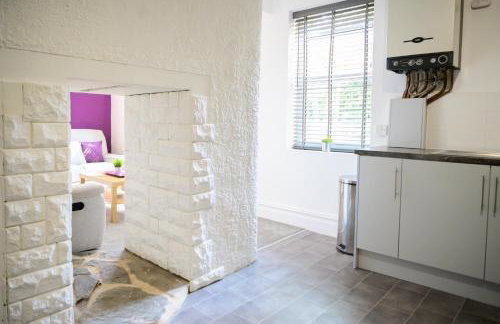 Purple Blossom, 2 bed apartment, Wi-Fi, near Didsbury, free parking - Foto 11