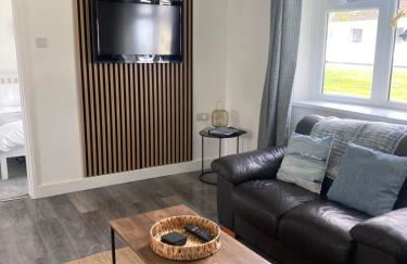 37 Gower holiday village Ty Seren Cosy 2 bedroom chalet with a seasonal indoor pool - Foto 1