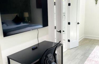 Stylish Retreat - Close to Downtown - Open Layout - Foto 14
