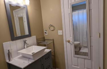 Contemporary 2-Bedroom Close to Downtown, Dining - Photo 18